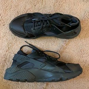 Black Nike Air Huaraches